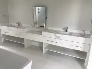 White shaker cabients and marble veined quartz